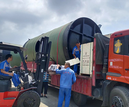 我司用戶(hù)定制玻璃鋼一體化預(yù)制泵站生產(chǎn)完成裝車(chē)發(fā)貨現(xiàn)場(chǎng)，應(yīng)用鹽亭污水收集提升項(xiàng)目！